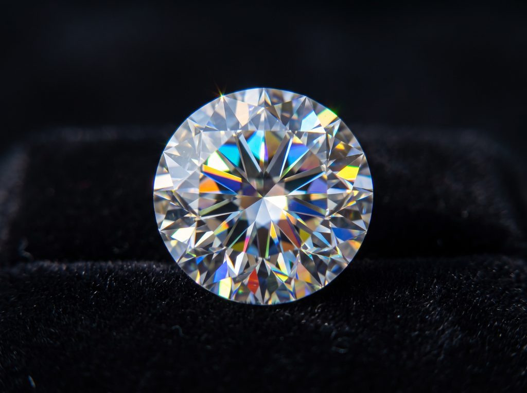 אבן מוסונייט בודדת בחיתוך מושלם המציגה את הברק והאש שלה